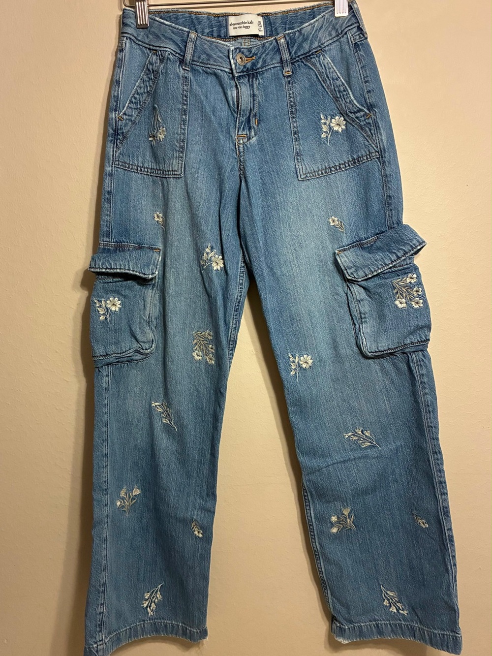 Abercrombie kids low rise baggy flowers Embroidered cargo jean 100% cotton 15/16